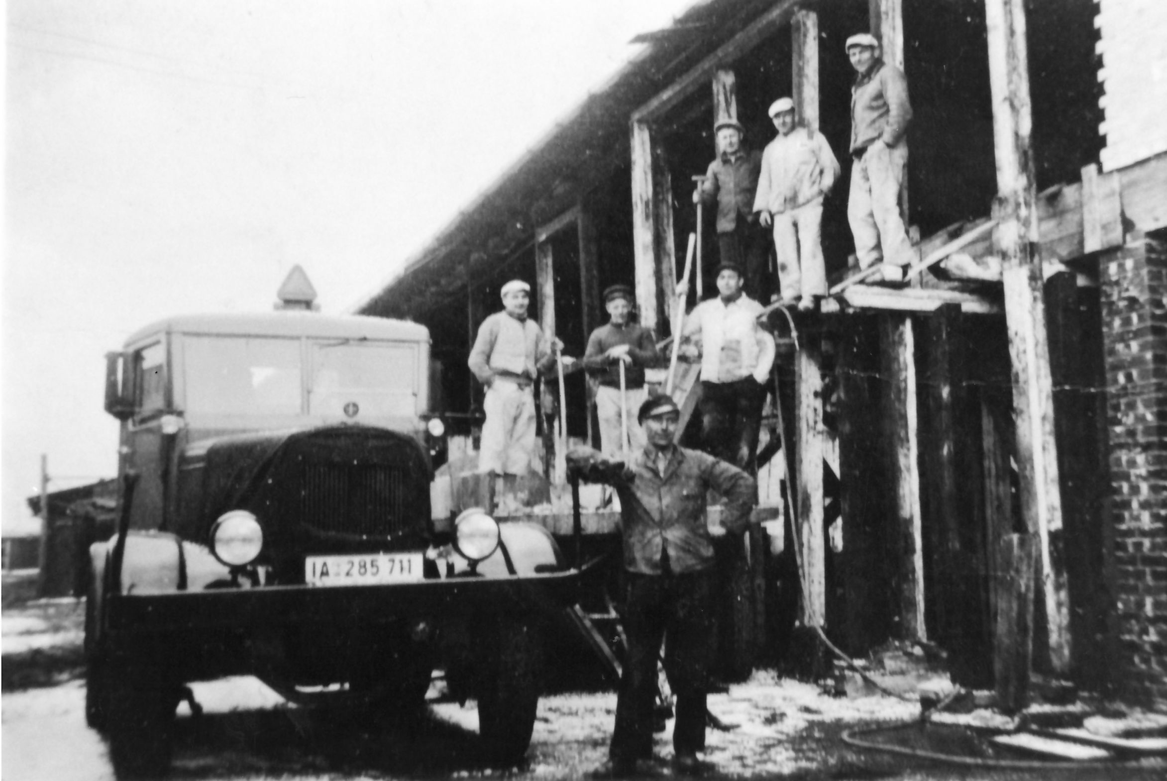 Bauarbeiter im Profil vor Baugerüst